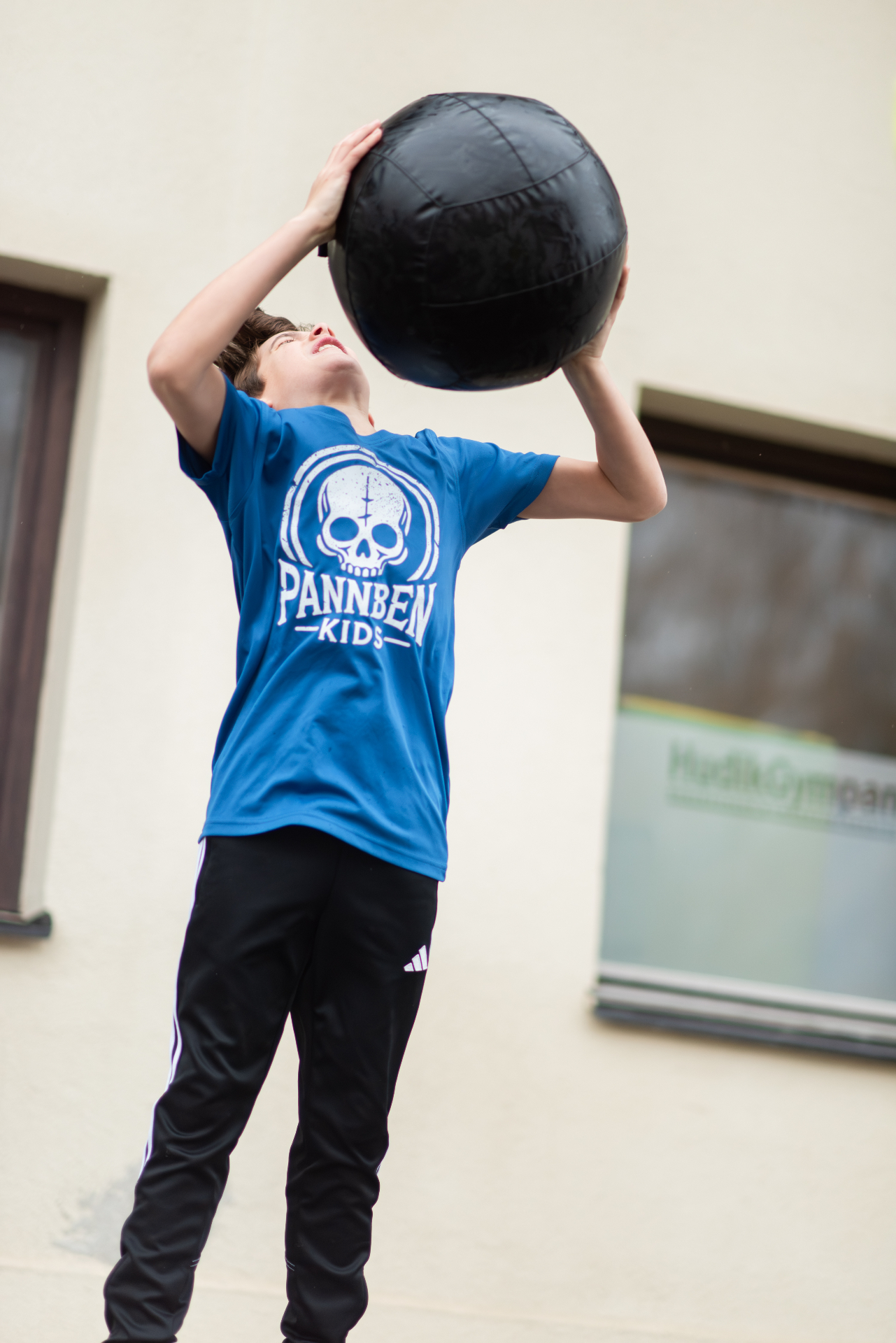 Elev håller medicinboll