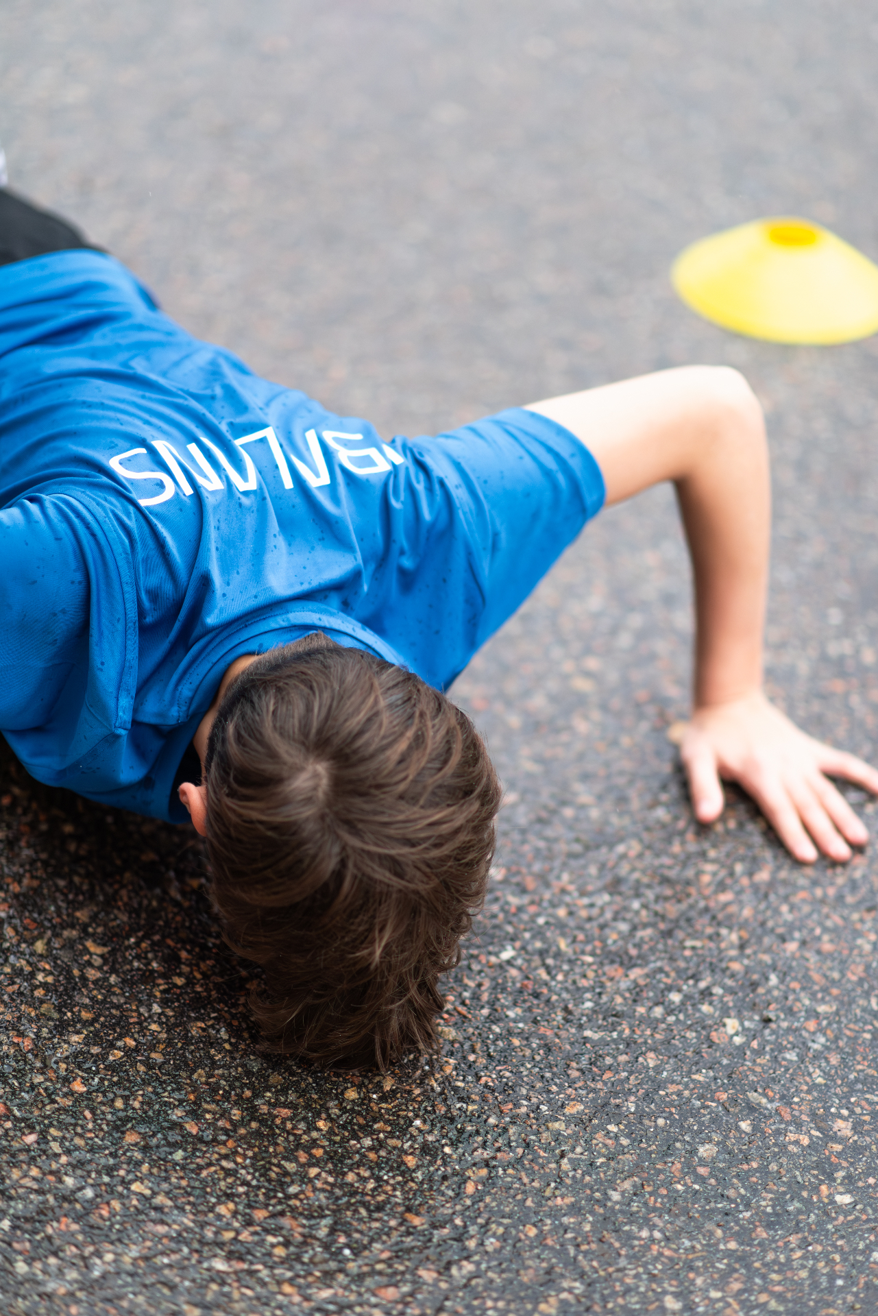 Elev gör armhävning